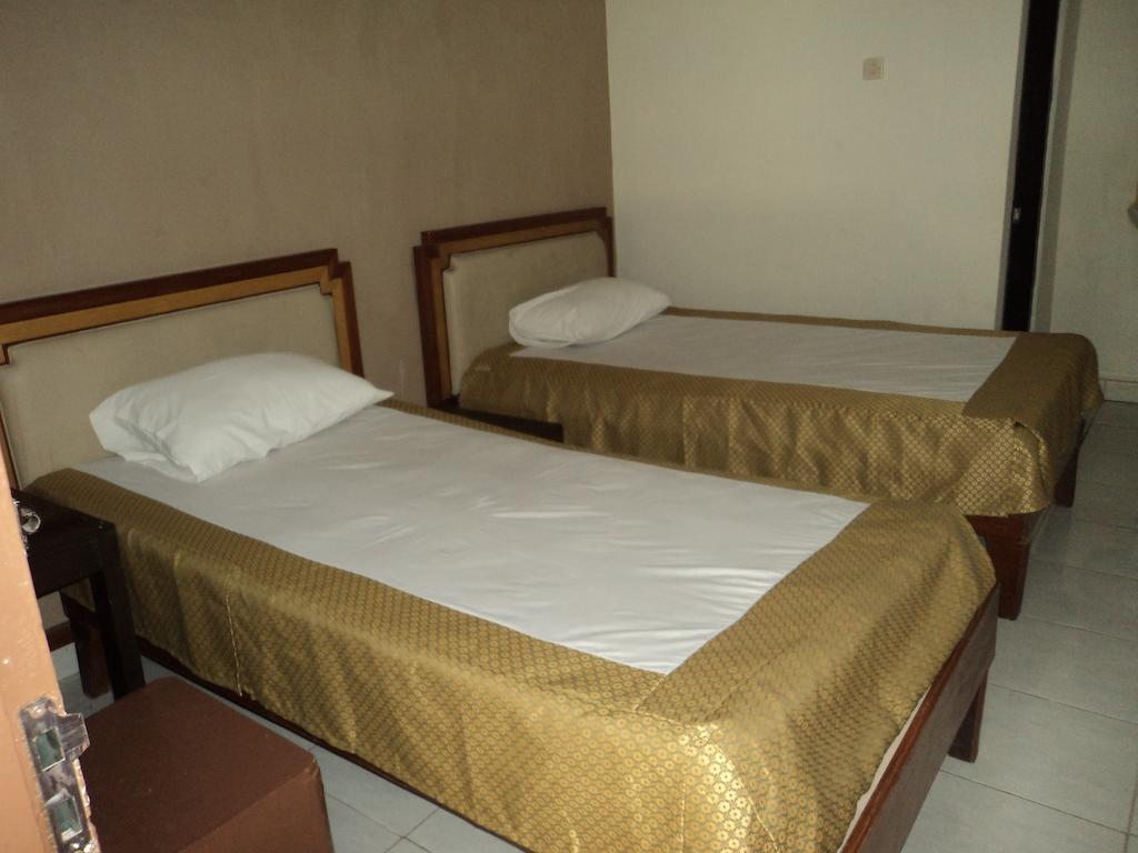 Hotel Sentral Pabean Buleleng Oda fotoğraf
